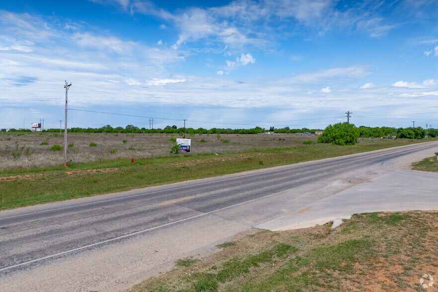 More Photos Of 35 & Interstate 35 Business, Dilley Land For Lease