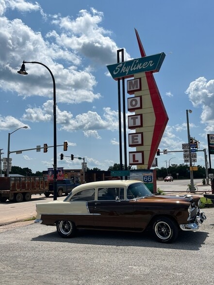 Primary Photo Of 717 W Main St, Stroud Hotel For Sale