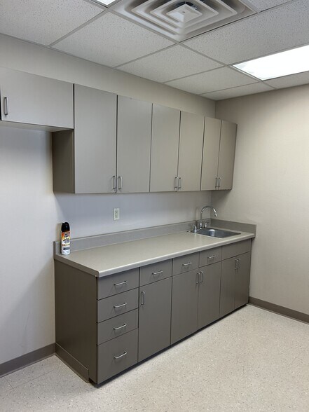 More Photos Of 219 E Washington Ave, Oshkosh Office For Sale