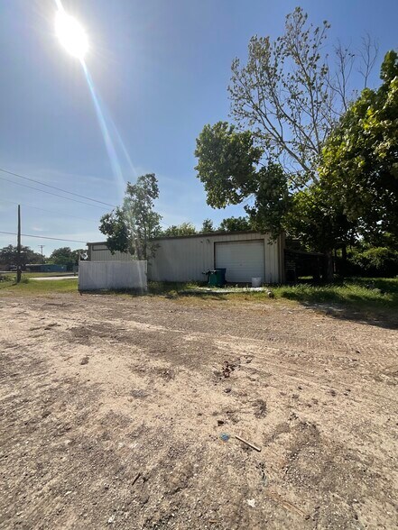 More Photos Of 609 Oak St, La Marque Warehouse For Sale