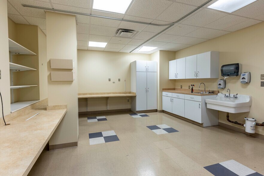 More Photos Of 191 Bedford St, Fall River Medical For Lease