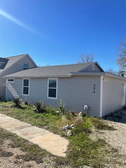 More Photos Of 296-300 Carmel Creekside Dr, Hutto Office Residential For Lease