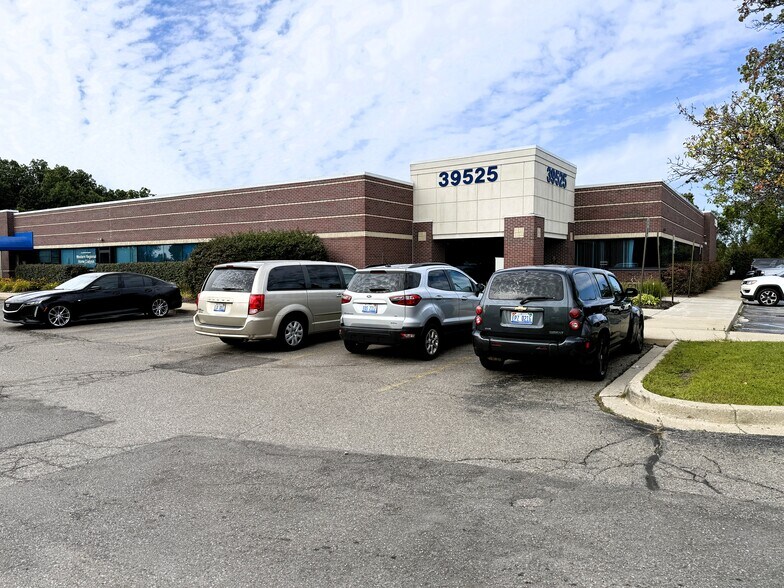More Photos Of 39525 14 Mile Rd, Novi Medical For Lease