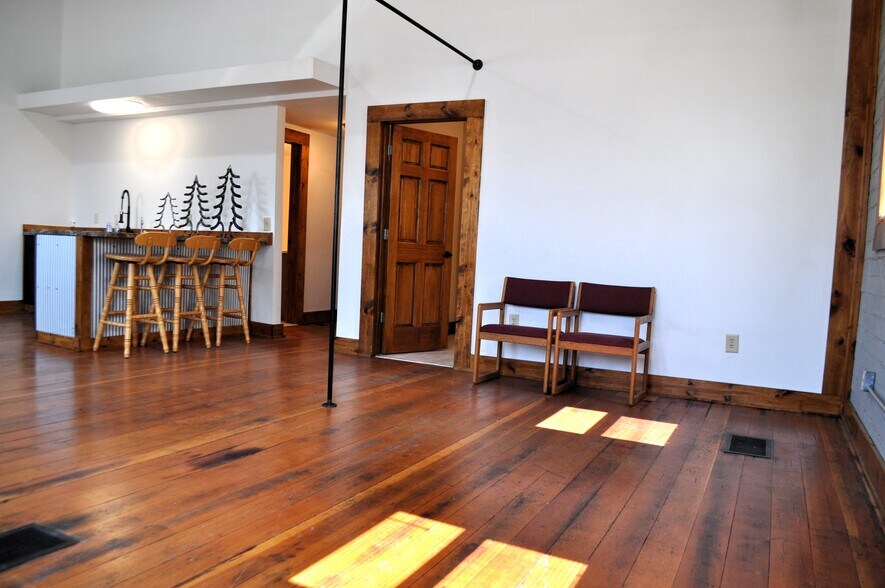 More Photos Of 910 Main Ave, Washburn Light Manufacturing For Sale