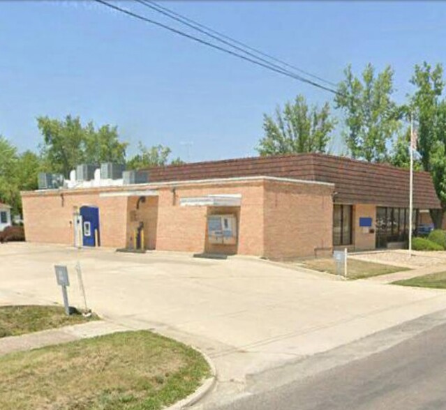 Primary Photo Of 300 S Center St, Shelbina Bank For Sale