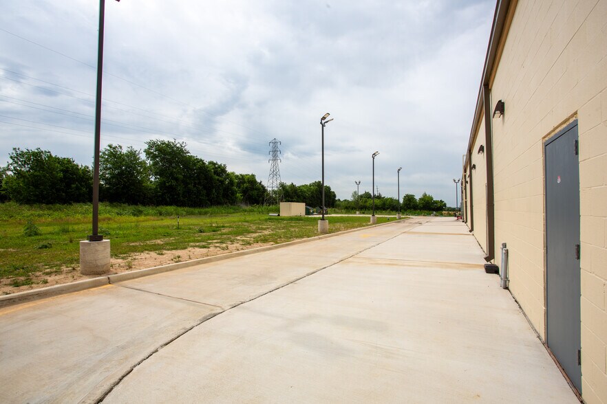 More Photos Of 19676 N Interstate 35, West General Retail For Lease