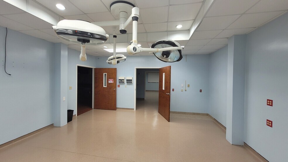 More Photos Of 1680 S Central Blvd, Jupiter Medical For Lease