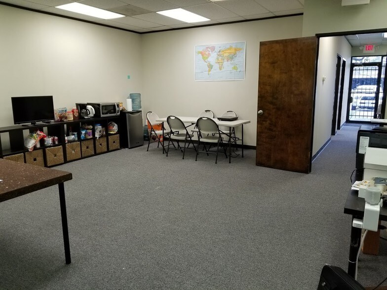 More Photos Of 10661 Haddington Dr, Houston Unknown For Lease