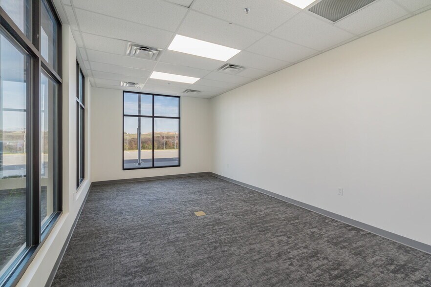 More Photos Of 2677 Huntington Park Dr, Loudon Warehouse For Lease