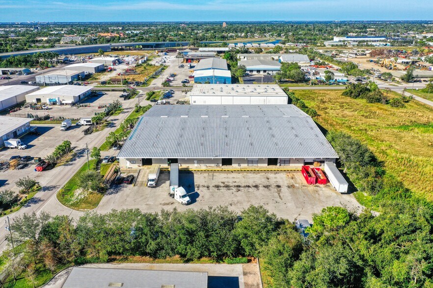More Photos Of 3991 Sivan Rd, Fort Myers Distribution For Lease