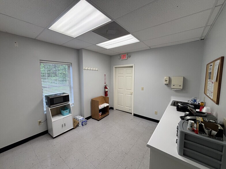 More Photos Of 251 Inglesby Pky, Duncan Warehouse For Lease