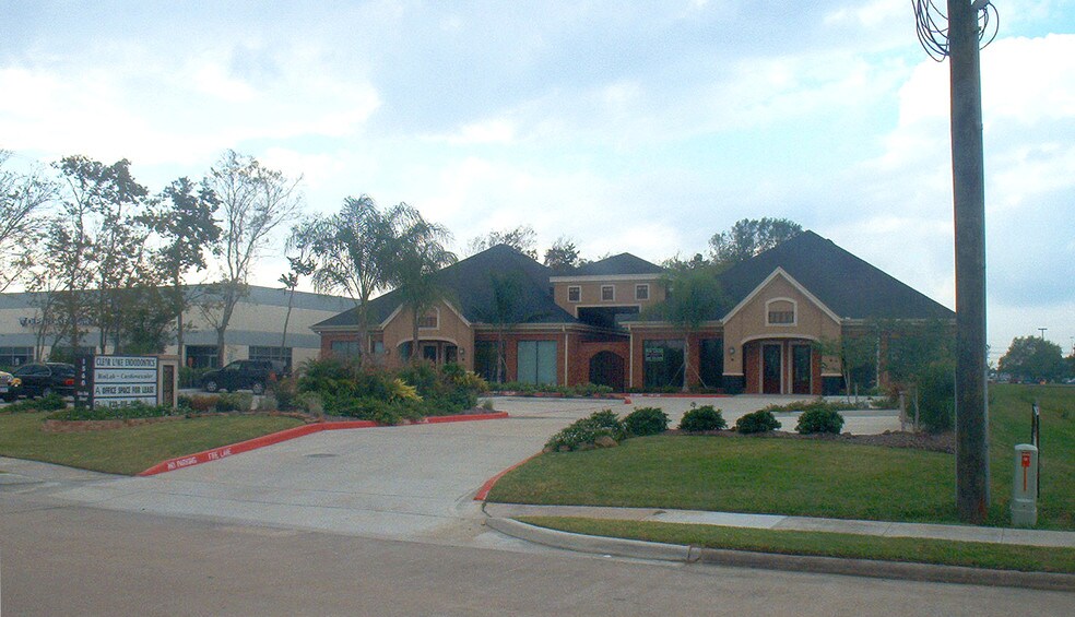 More Photos Of 1560 Live Oak St, Webster Medical For Lease