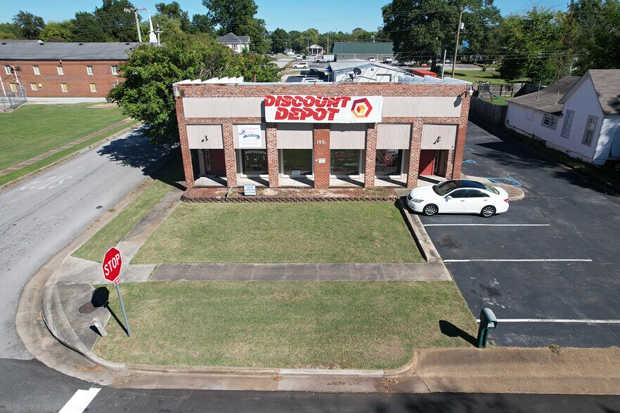 More Photos Of 1002 4th Ave SE, Decatur Office For Lease