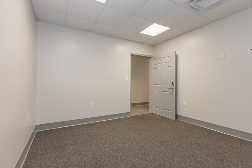 More Photos Of 5513 N Oxford St, Indianapolis Showroom For Lease