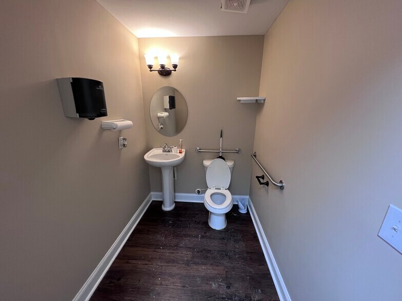 More Photos Of 1420 Mcfarland Blvd, Northport Unknown For Lease