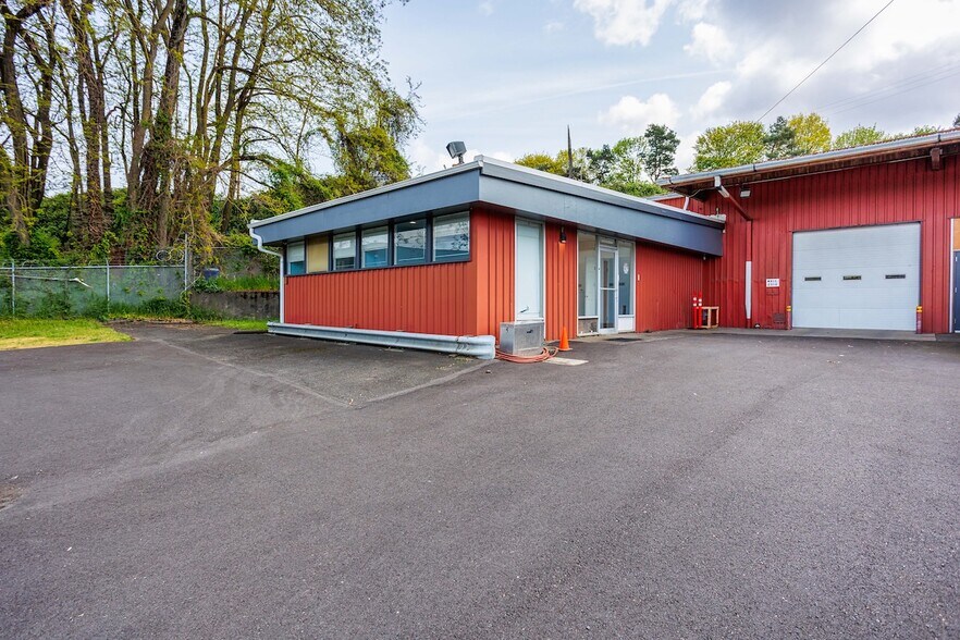 Primary Photo Of 2310 N Kerby Ave, Portland Warehouse For Lease