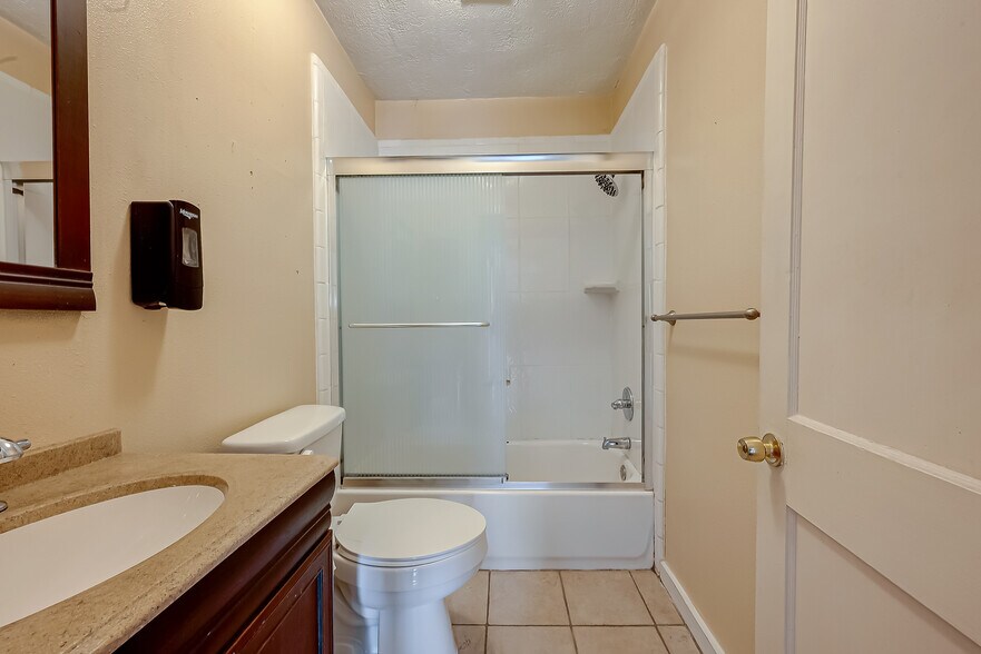 More Photos Of 1502 Main St, Seabrook Office Residential For Lease