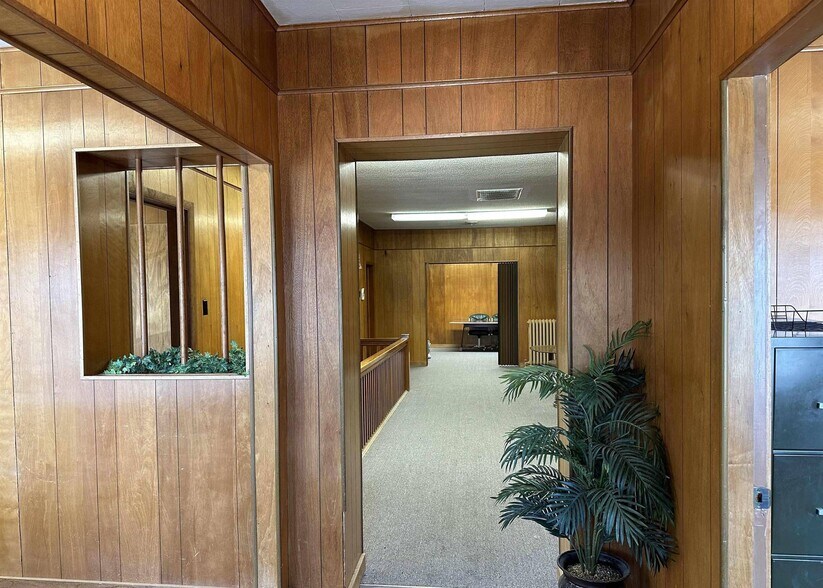 More Photos Of 1000 Hanson St, Murphysboro Office For Sale