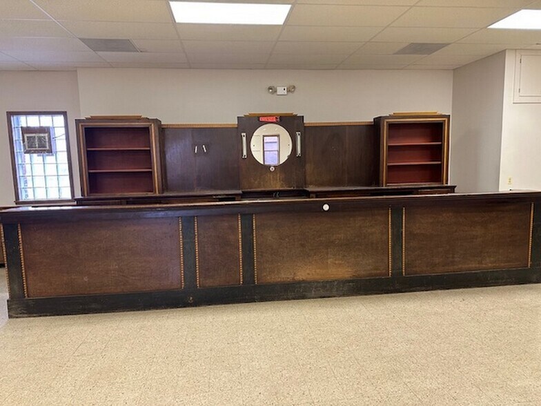 More Photos Of 117 N Main St, Crystal Lake General Retail For Sale