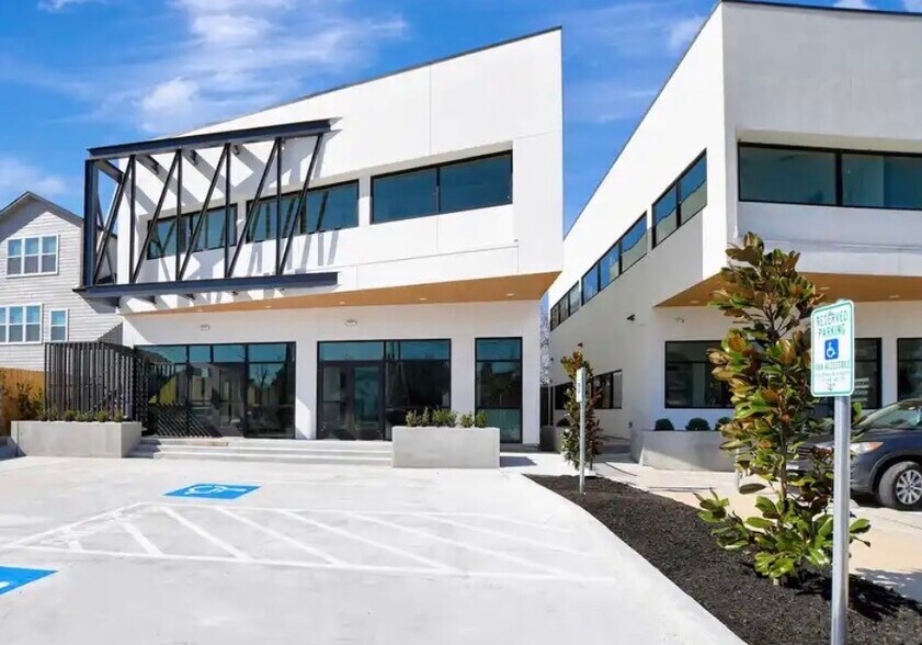 More Photos Of 6815 N Main St, Houston Unknown For Lease