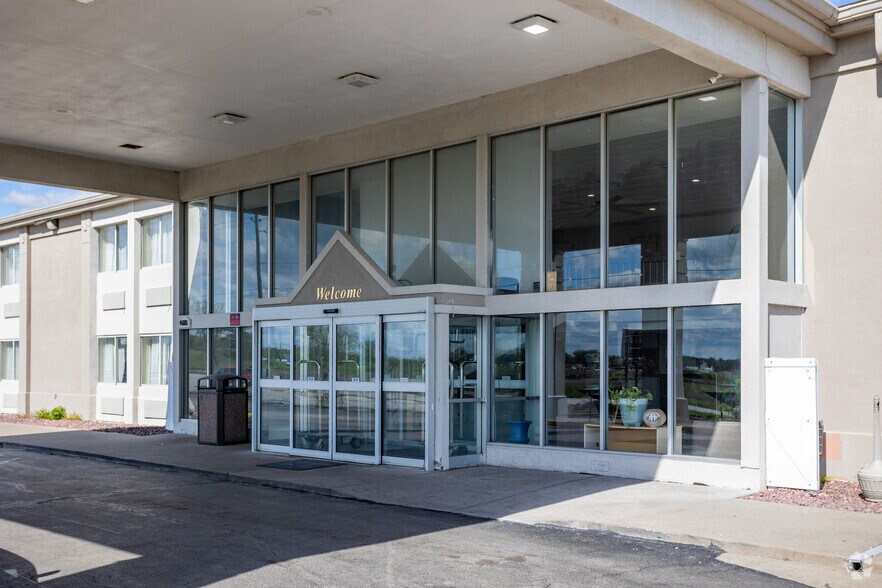 More Photos Of 4685 NE 14th St, Des Moines Hotel For Sale