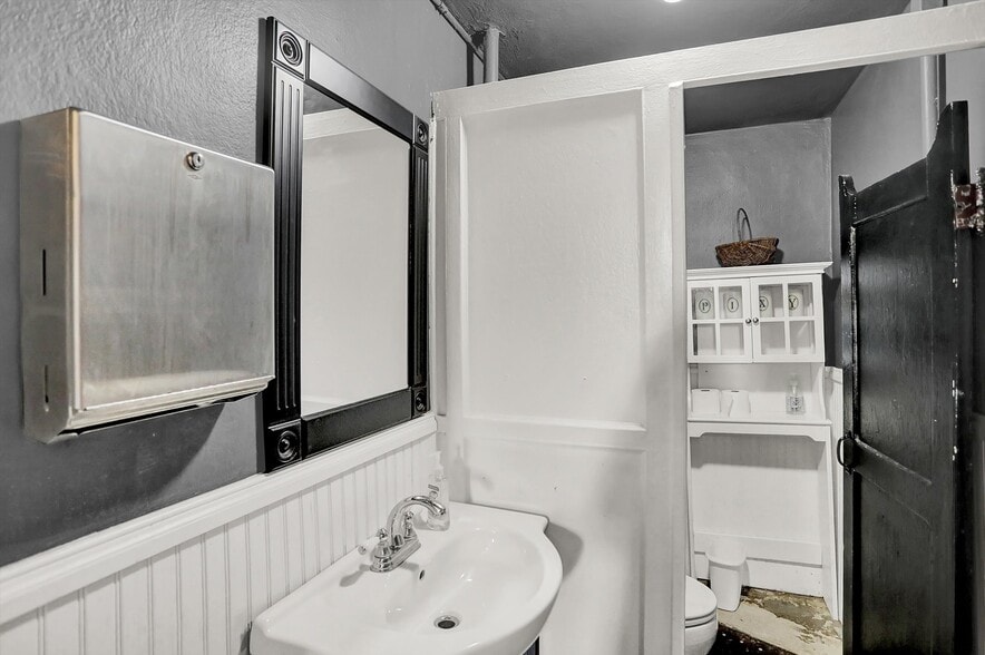 More Photos Of 111 S Walnut St, Edinburgh Theater Concert Hall For Sale