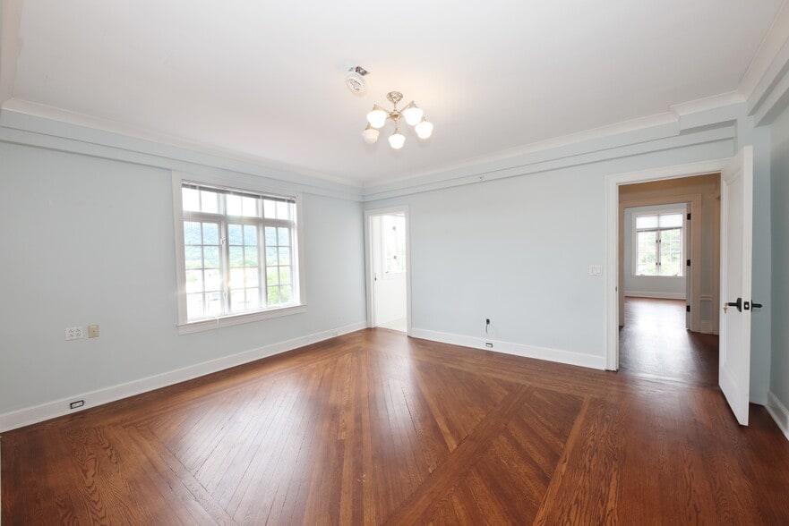 More Photos Of 12 Lotus Ave, Chester Specialty For Sale