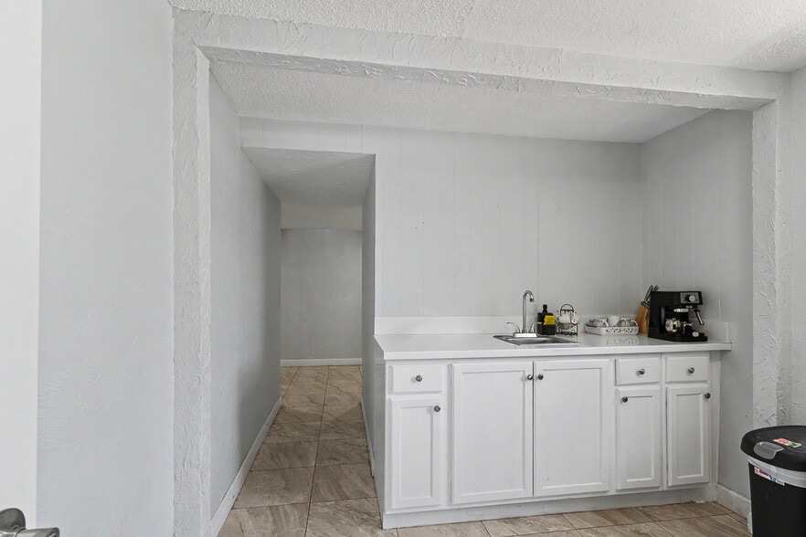 More Photos Of 4400 Middle Ave, Sarasota Warehouse For Sale