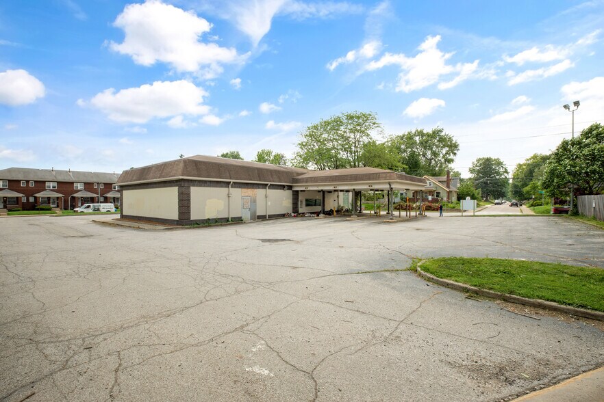 More Photos Of 2359 S Shelby St, Indianapolis Bank For Lease