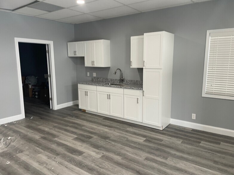 More Photos Of 1850 Memorial Dr, Clarksville Office For Sale