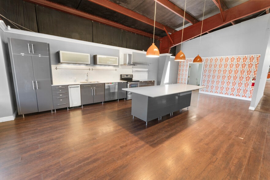 More Photos Of 312 Westgate Rd, Scott Warehouse For Sale