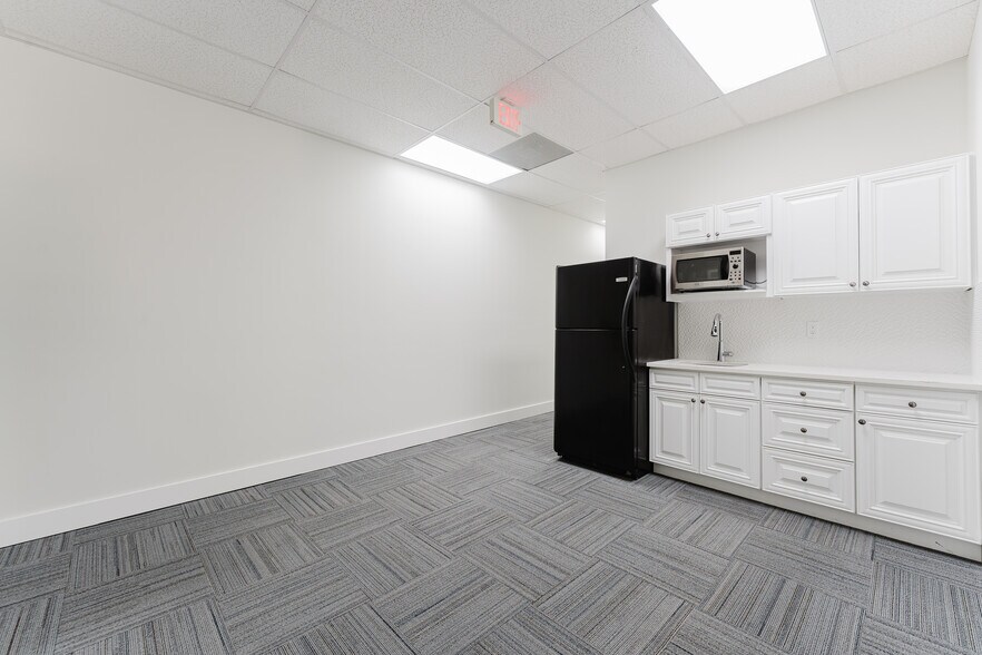 More Photos Of 1817-1847 NE 25th St, Lighthouse Point Unknown For Lease