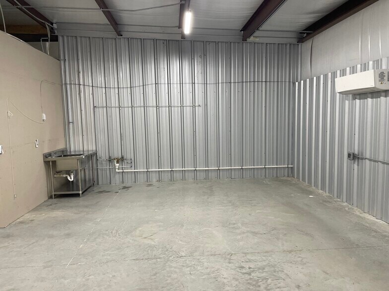 More Photos Of 28215 Vallie St, Pinehurst Warehouse For Lease
