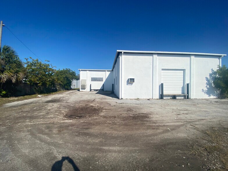 More Photos Of 2830 46th Ave N, Saint Petersburg Light Manufacturing For Lease