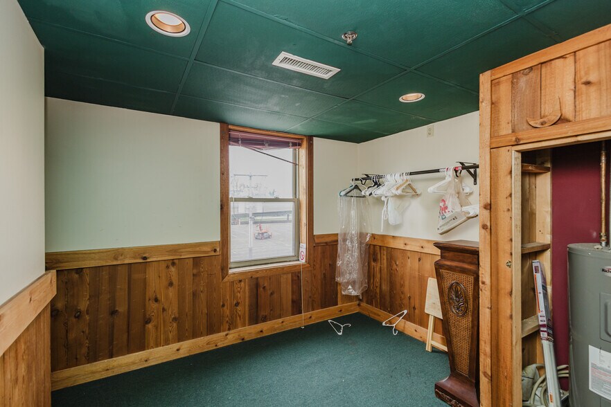 More Photos Of 830 N Kansas Ave, Topeka Bar For Sale