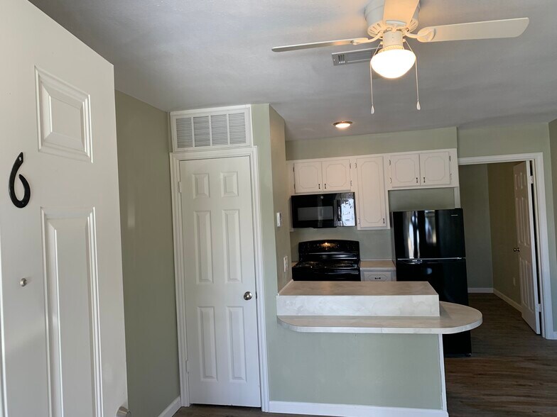 More Photos Of 2001 E 20th St, Hooks Apartments For Sale