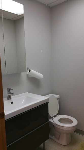 More Photos Of 9263 Ravenna Rd, Twinsburg Showroom For Lease