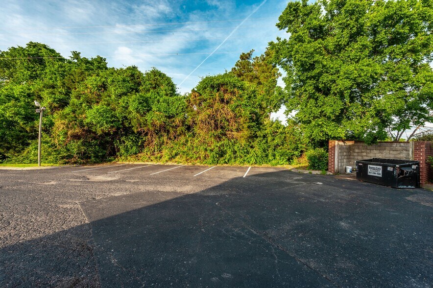 More Photos Of 20 Executive Park Dr, Hendersonville Loft Creative Space For Sale