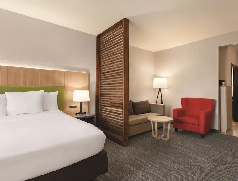 More Photos Of 5760 I 55 S, Byram Hotel For Sale