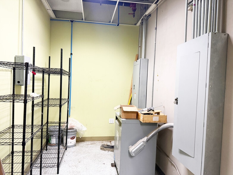 More Photos Of 9660-9690 Research Dr, Irvine Warehouse For Lease