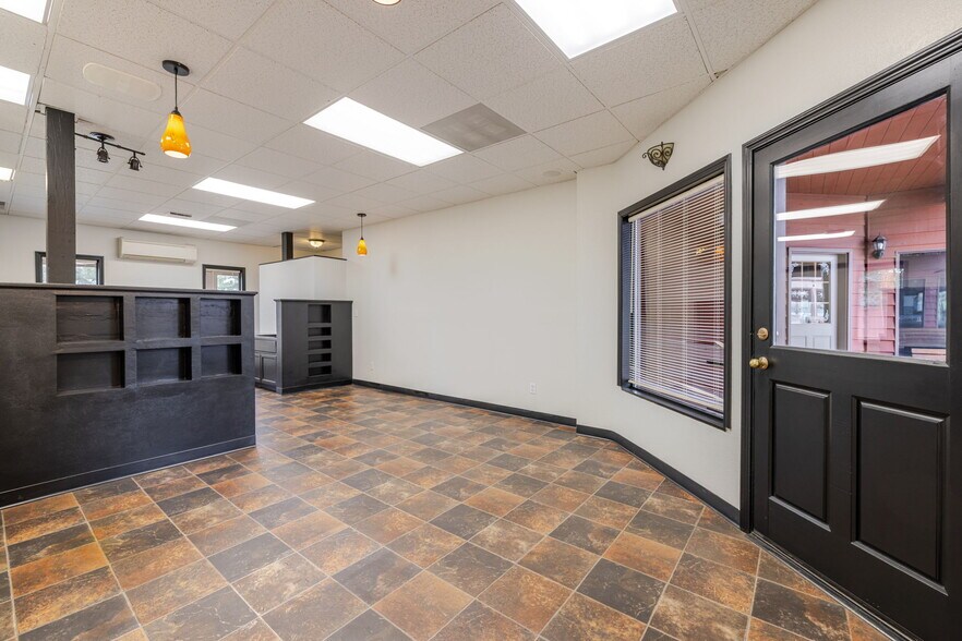 More Photos Of 220 W Cascade Ave, Sisters Storefront Retail Office For Lease