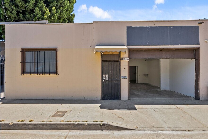 More Photos Of 14222-14226 Aetna St, Van Nuys Warehouse For Lease