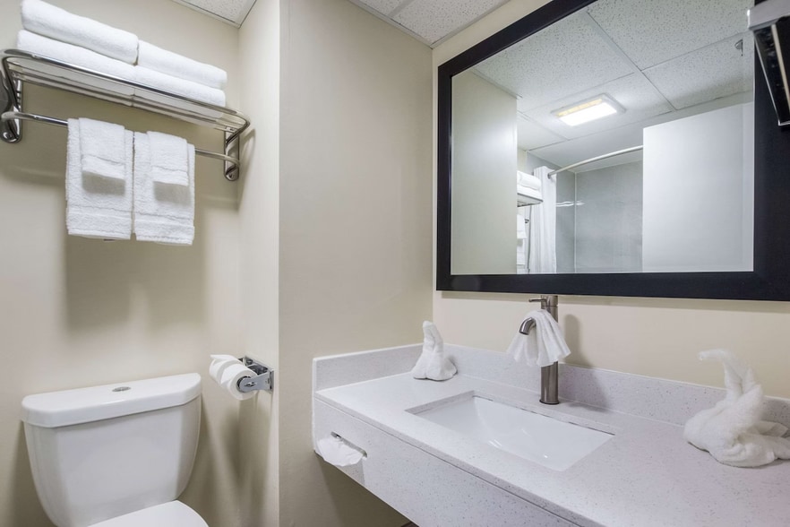 More Photos Of 2200 S Court St, Grayville Hotel For Sale