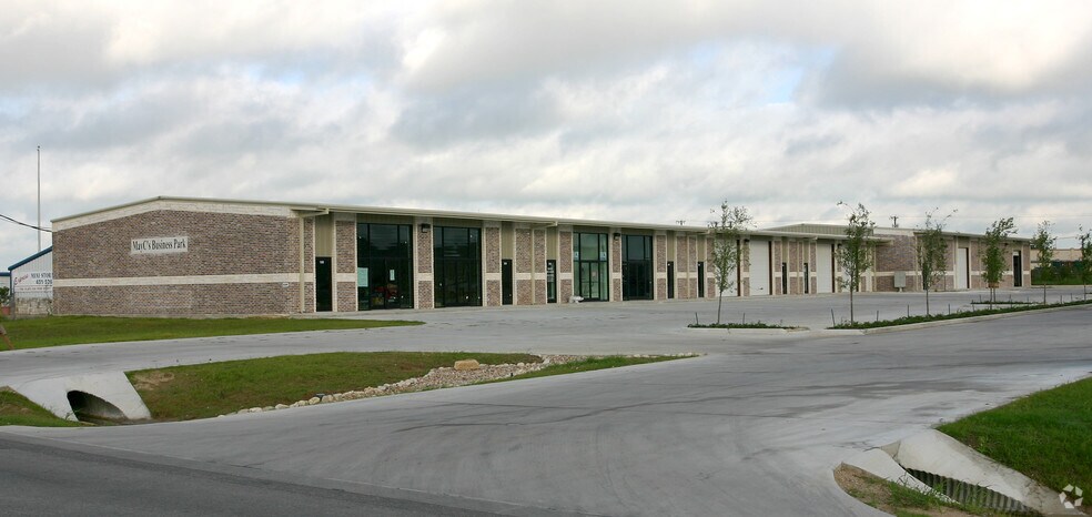 More Photos Of 636 W Front St, Hutto Flex For Lease