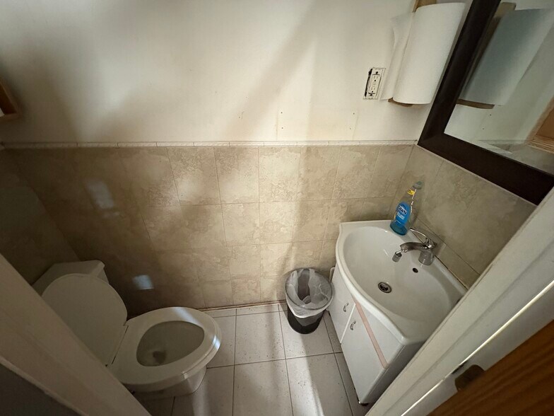 More Photos Of 18 Bay St, Brooklyn Flex For Lease