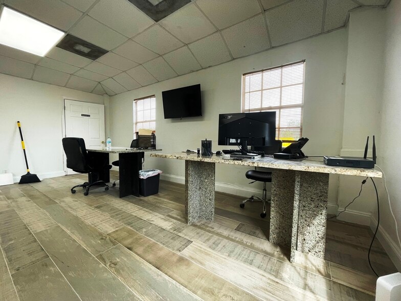 More Photos Of 3205 Hanson St, Fort Myers Warehouse For Lease