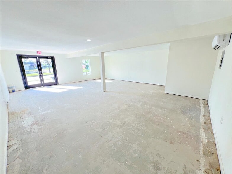 More Photos Of 7704 Irvington Blvd, Houston General Retail For Sale
