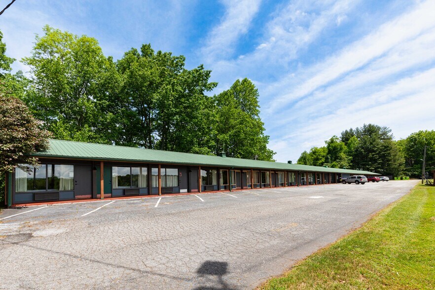 More Photos Of 1793 Holbert Cove Rd, Saluda Hotel For Sale