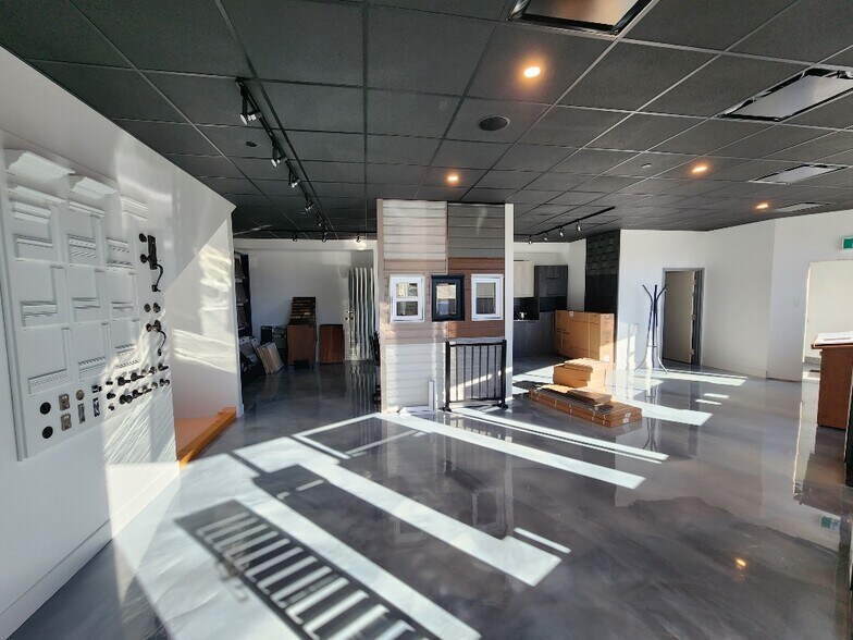 More Photos Of 17990 Rue Des Gouverneurs, Mirabel Distribution For Lease