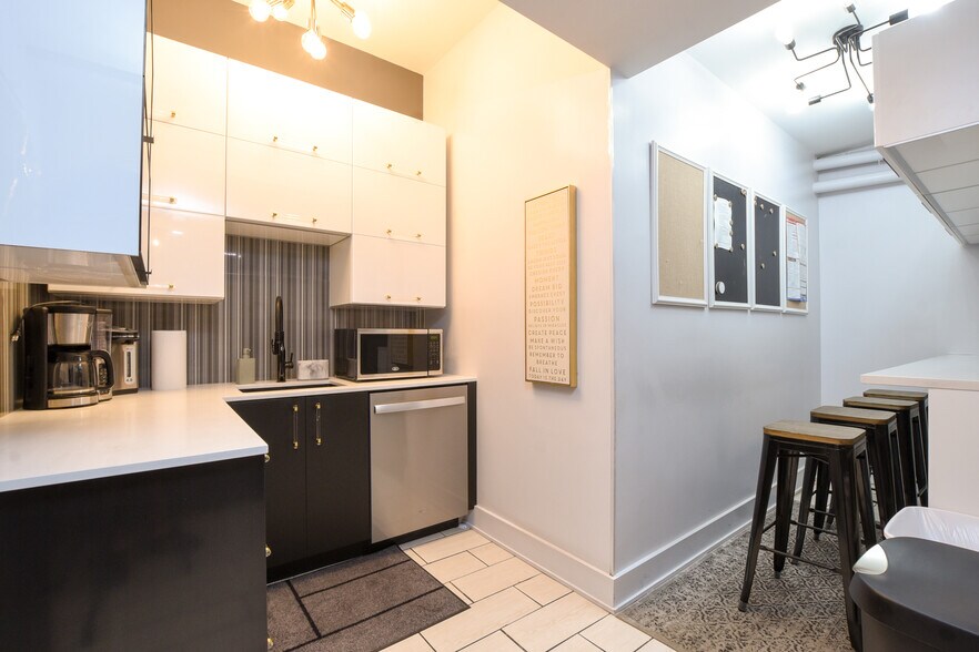 More Photos Of 1641-1643 W North Ave, Chicago Storefront Retail Office For Lease